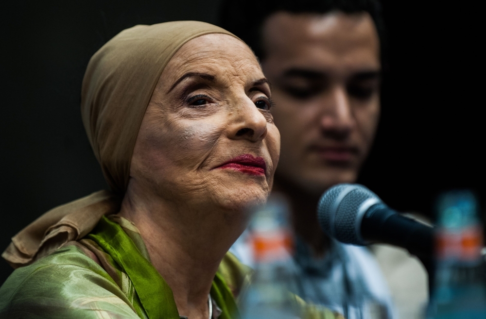 Cuban prima ballerina assoluta and director of Cuba's National Ballet Alicia Alonso (C) receives the doctorate Honoris Causa from the rector of the Universidad de Costa Rica (UCR) Henning Jensen, next to her husband Peter Simon (L) in San Jose on March 22, 2017.  — AFP