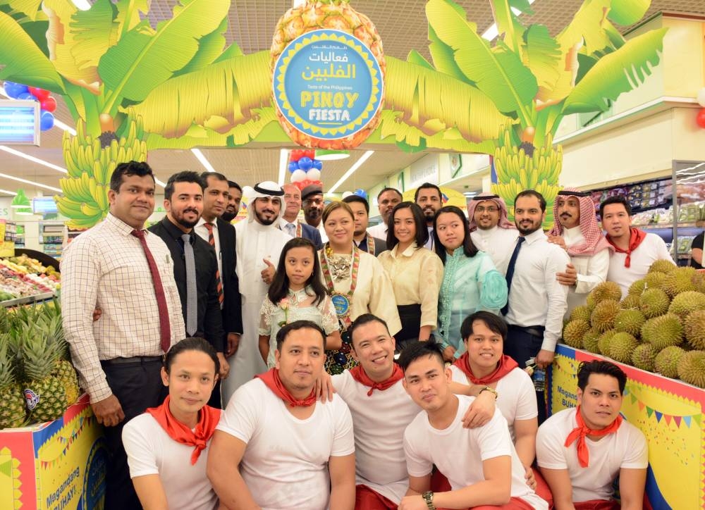 Mary Jennifer Dingal, center, the Consul of the Republic of the Philippines to Jeddah, is seen at LuLu Hypermarket, Amir fawaz in the presence of LuLu officials. — Courtesy photo