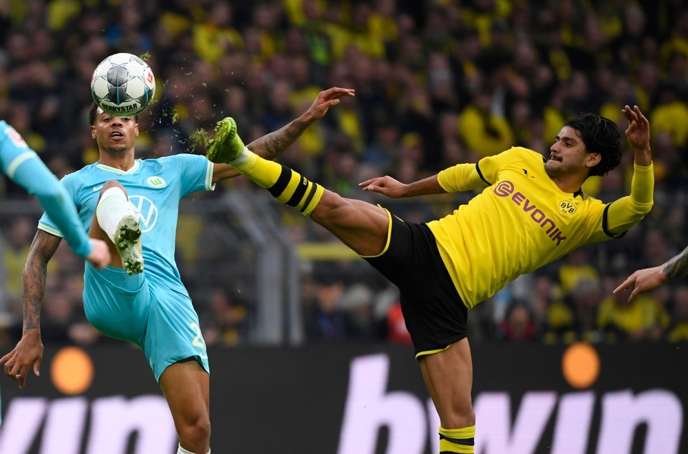 TOPSHOT - Wolfsburg's German forward Lukas Nmecha and Dortmund's German midfielder Mahmoud Dahoud (R) vie for the ball during the German first division Bundesliga football match between Borussia Dortmund and VfL Wolfsburg on November 2, 2019 in Dortmund, western Germany. DFL REGULATIONS PROHIBIT ANY USE OF PHOTOGRAPHS AS IMAGE SEQUENCES AND/OR QUASI-VIDEO 
 / AFP / INA FASSBENDER / DFL REGULATIONS PROHIBIT ANY USE OF PHOTOGRAPHS AS IMAGE SEQUENCES AND/OR QUASI-VIDEO 
