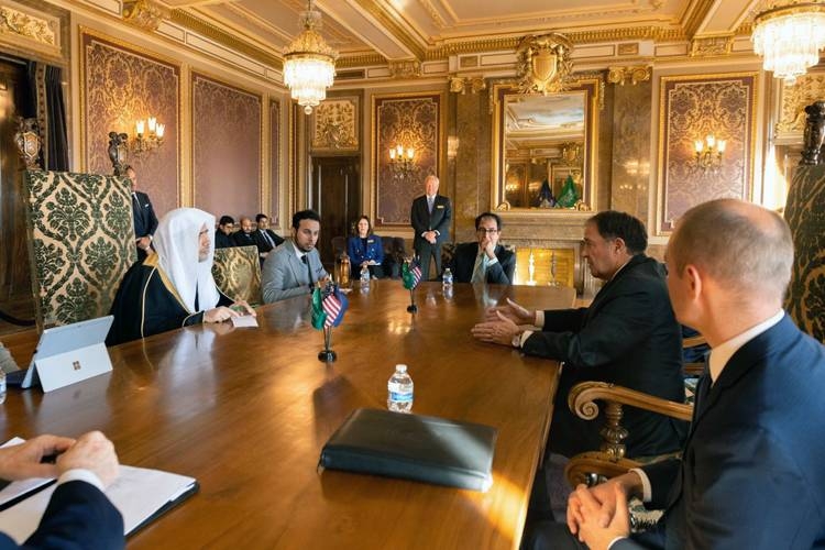 Secretary General of the Muslim World League (MWL) Sheikh Dr. Mohammed Bin Abdulkarim Al-Issa is received by Utah Governor Gary Herbert.