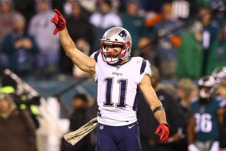 Julian Edelman of the New England Patriots celebrates after throwing a touchdown pass to Phillip Dorsett during the third quarter against the Philadelphia Eagles. — AFP