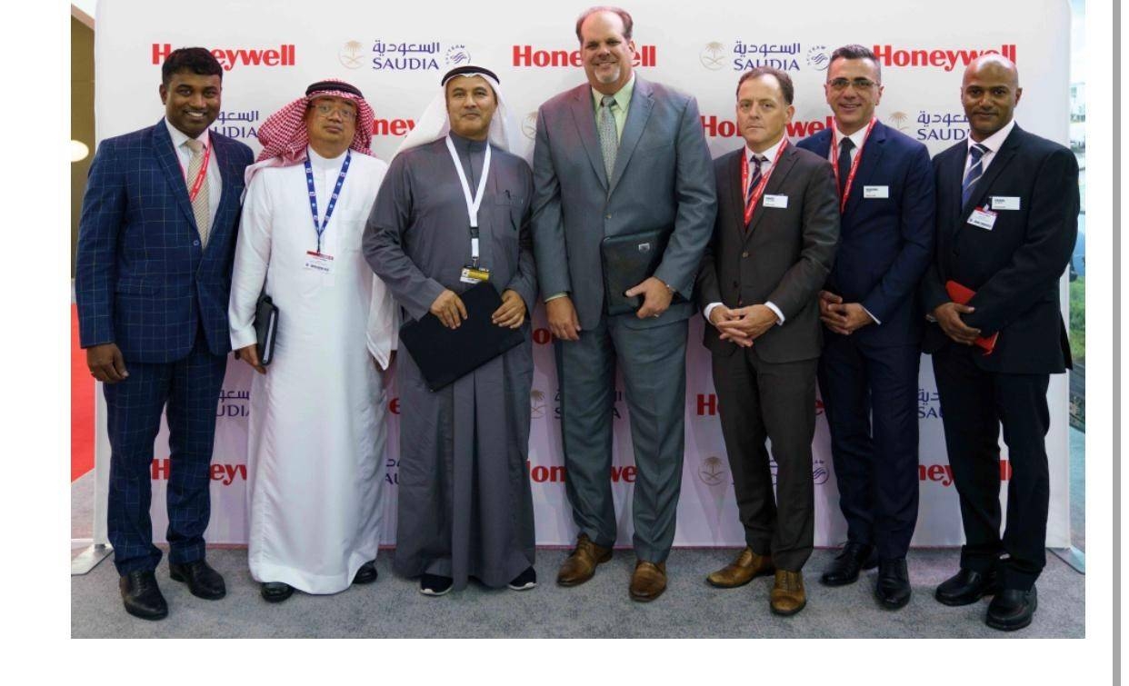Executives of Saudi Arabian Airlines and Honeywell at the signing
