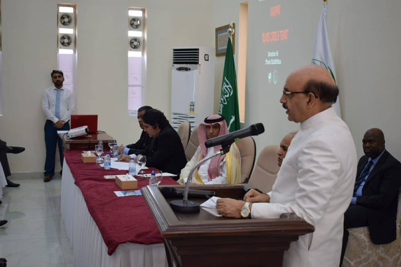 Masood Ahmed Puri and members of the Kashmir Committee (KC) Jeddah present a resolution to the OIC secretary general.