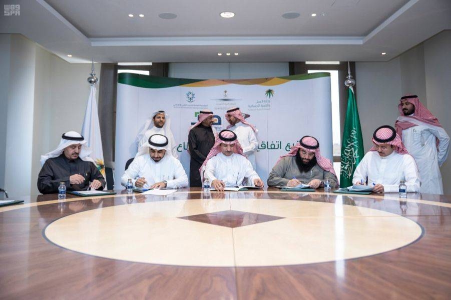 Deputy Minister of Labor and Social Development Abdullah Abu Thanain signs a memorandum of understanding in the presence of Minister of Labor and Social Development Ahmed Al-Rajhi and Minister of Industry and Mineral Resources Bandar Al-Khorayef in Riyadh on Sunday. — SPA