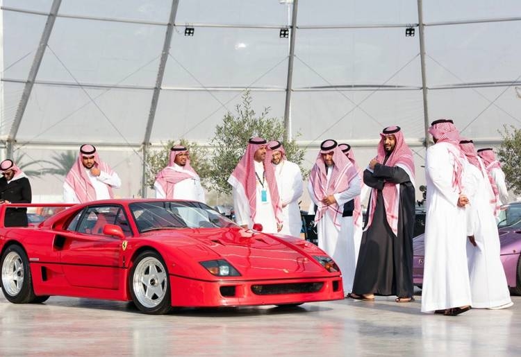 Crown Prince Muhammad Bin Salman, deputy premier and minister of defense, takes time out to inspect a classic car on show at the the Riyadh Motor Show in Janadriyah on Monday.— Photos by Bandar Algaloud
