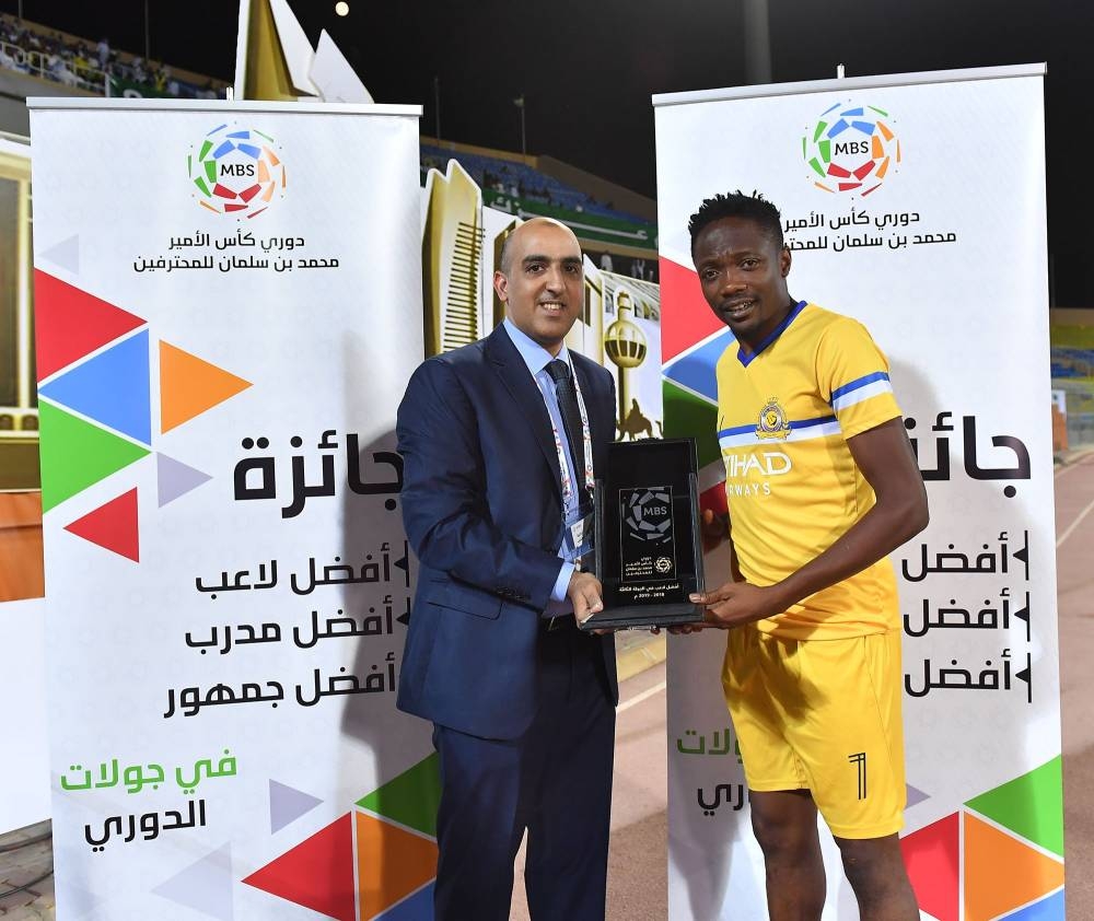 Nigerian Ahmed Musa in Al Nasr colors is presented a trophy in the Saudi Professional League (SPL).