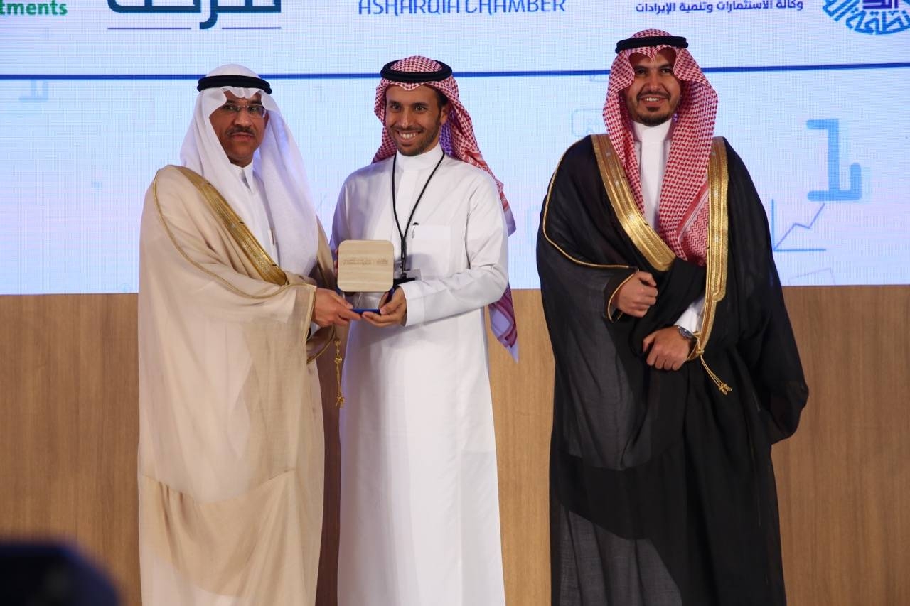 Rayan bin Abdullah Al-Turki, Vice President of Communication of Zain KSA, receives a honorary shield

