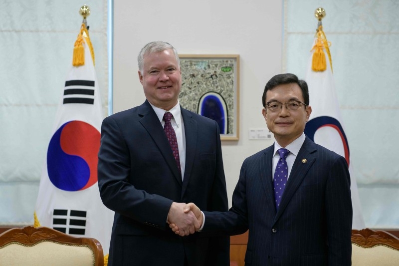 US special representative for North Korea Stephen Biegun (L) shakes hands with with South Korea's vice foreign minister Cho Sei-young (R) at the foreign ministry in Seoul on Monday. -AFP