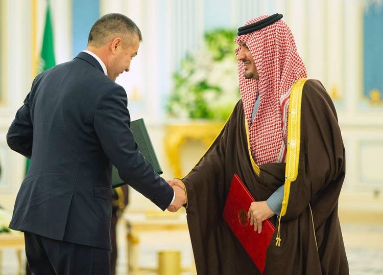 Custodian of the Two Holy Mosques King Salman and Kyrgyz President Sooronbay Jeenbekov oversee the signing of 6 agreements and MoUs.