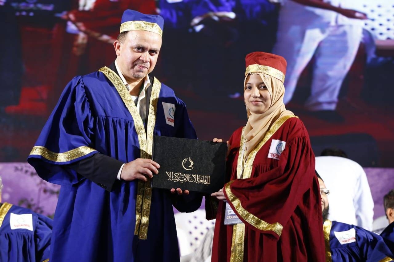 
Dr. Abdussalam Ahmed, rector of Al-Jamia Al-Islamiya distributes degrees during the last convocation ceremony of the university.
2. 
