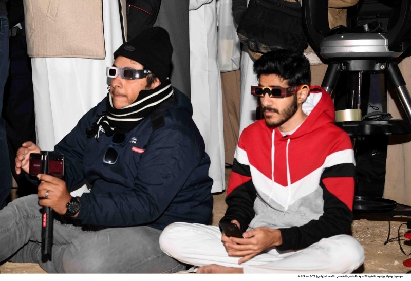 Saudis, expats gather in Al-Ahsa to witness solar eclipse