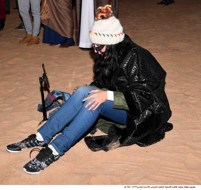 Saudis, expats gather in Al-Ahsa to witness solar eclipse
