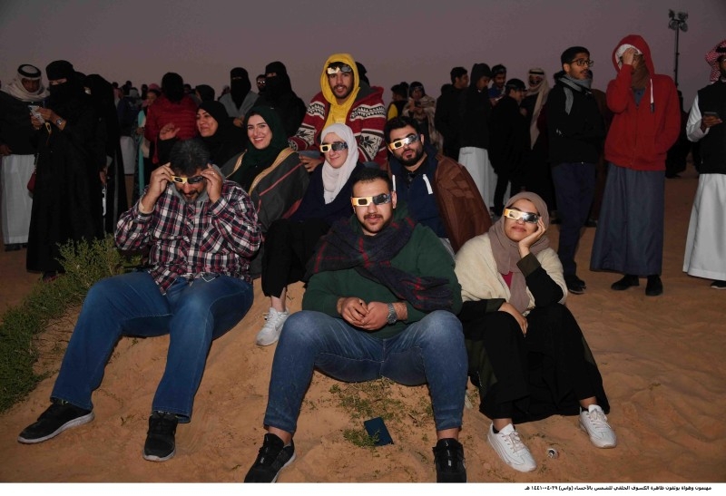 Saudis, expats gather in Al-Ahsa to witness solar eclipse