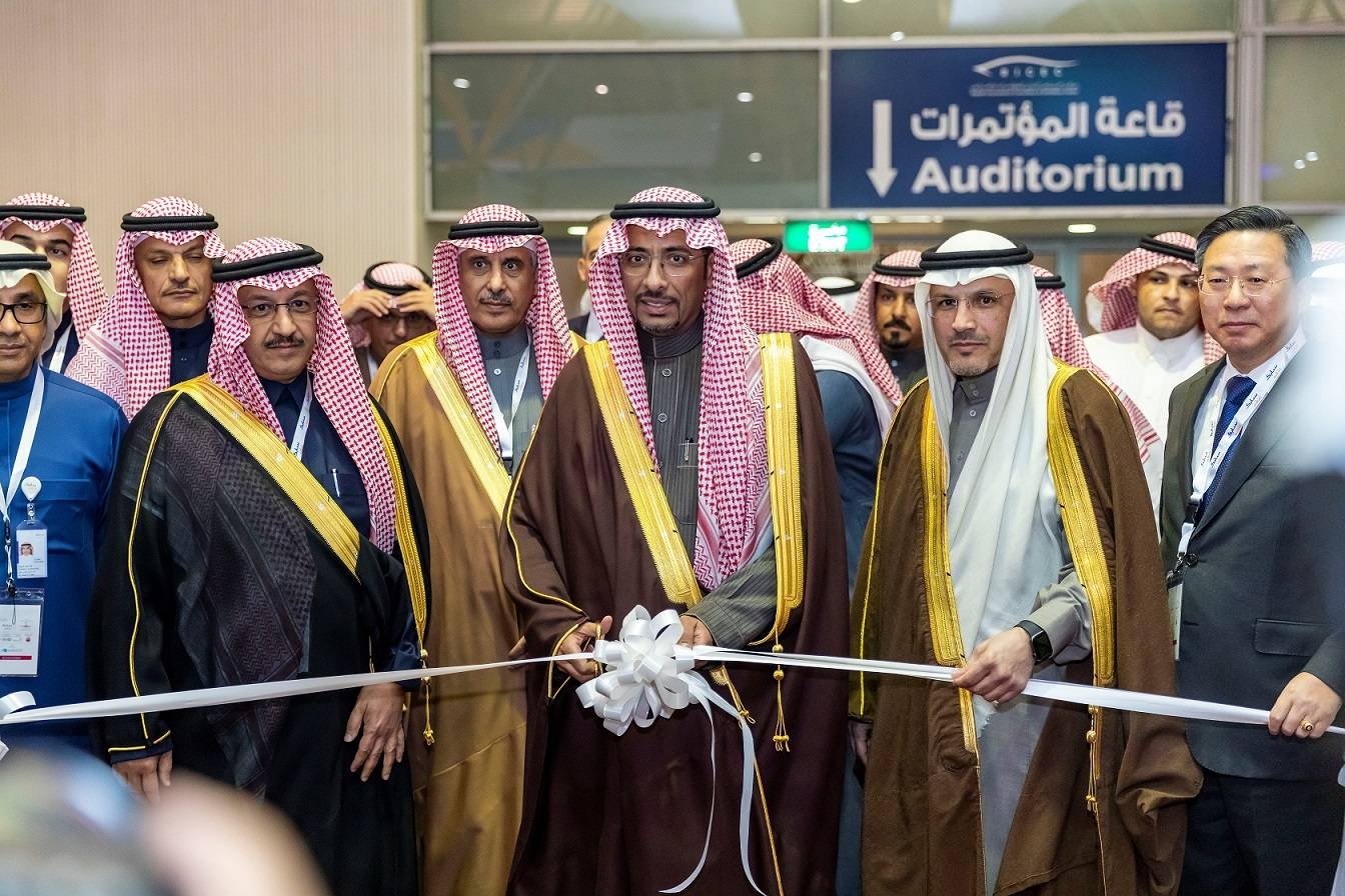Bandar bin Ibrahim bin Abdullah Al Khorayef, Minister of Industry and Mineral Resources, cuts the ceremonial ribbon during the opening  he 17th edition of Saudi Plastic and Petrochemicals Exhibition and the Saudi Print and Pack (Saudi PPPP) kicked off under the patronage and the presence of Bandar bin Ibrahim bin Abdullah Al Khorayef, Minister of Industry and Mineral Resources, at Riyadh International Convention and Exhibition Center