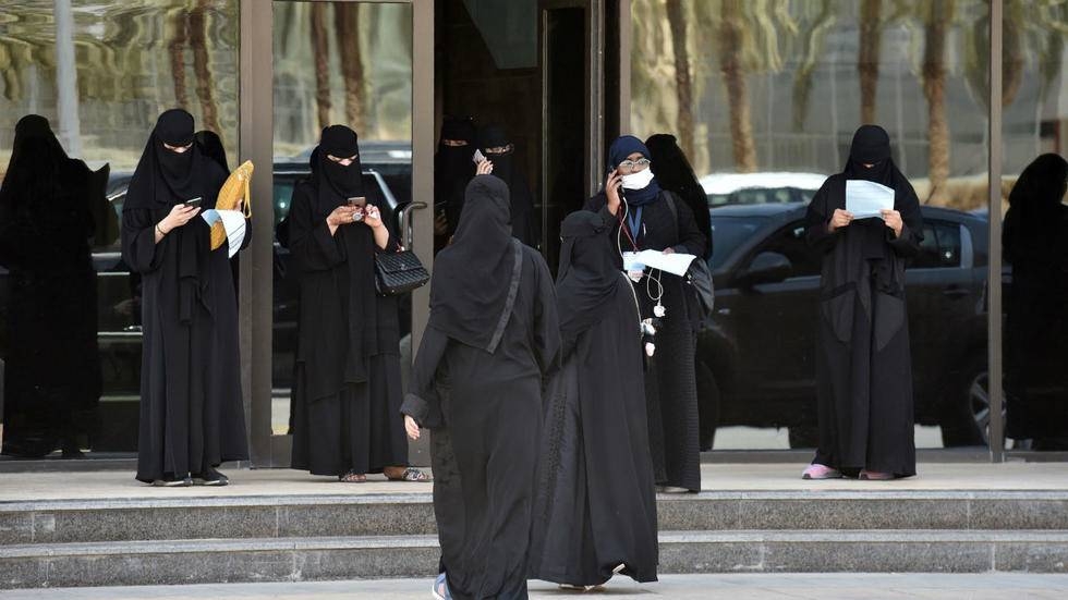 Saudi female driving trainees gather at the entrance of the Saudi Driving School (SDS) in Riyadh on Jun.24, 2019.  – (AFP) 