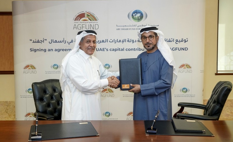 Mohammed Saif Al Suwaidi, Director General of ADFD, and Youssef Al Bassam, Vice Chairman of AGFUND, sign the agreement  