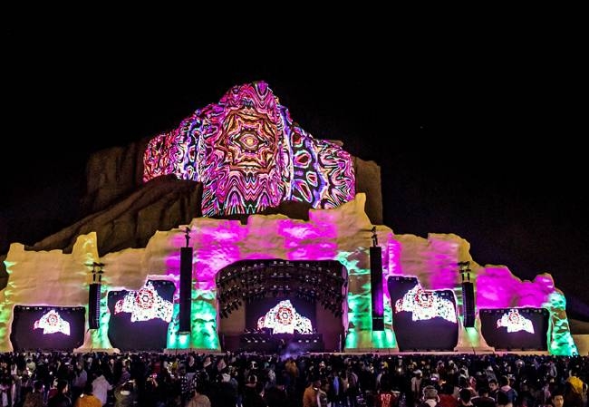 QIC used its spectacular digital projection mapping, using the iconic Tuwaiq mountainside as its backdrop.