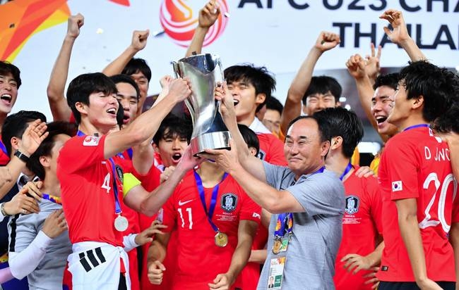 A jubilant South Korea celebrate with the cup after winning the AFC U23 Championship final by dramatically beating Saudi Arabia 1-0 after extra-time.