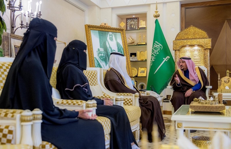 Qassim emir honors nurse and a citizen
