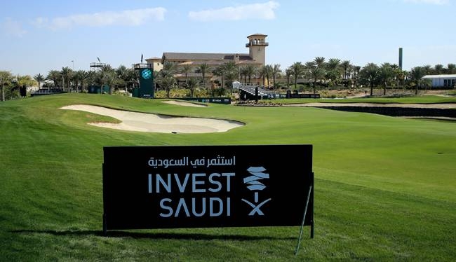 Othman Almulla, KSA’s 1st Pro Golfer, and Khalid Tash, deputy governor for marketing & communications, SAGIA. — Courtesy photo.