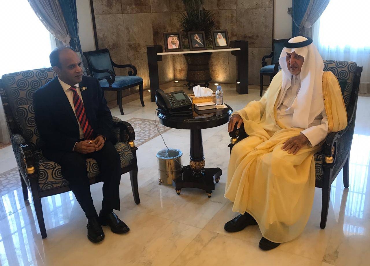 Emir of Makkah Prince Khaled Bin Faisal received Khalid Majid, consul general of Pakistan. 