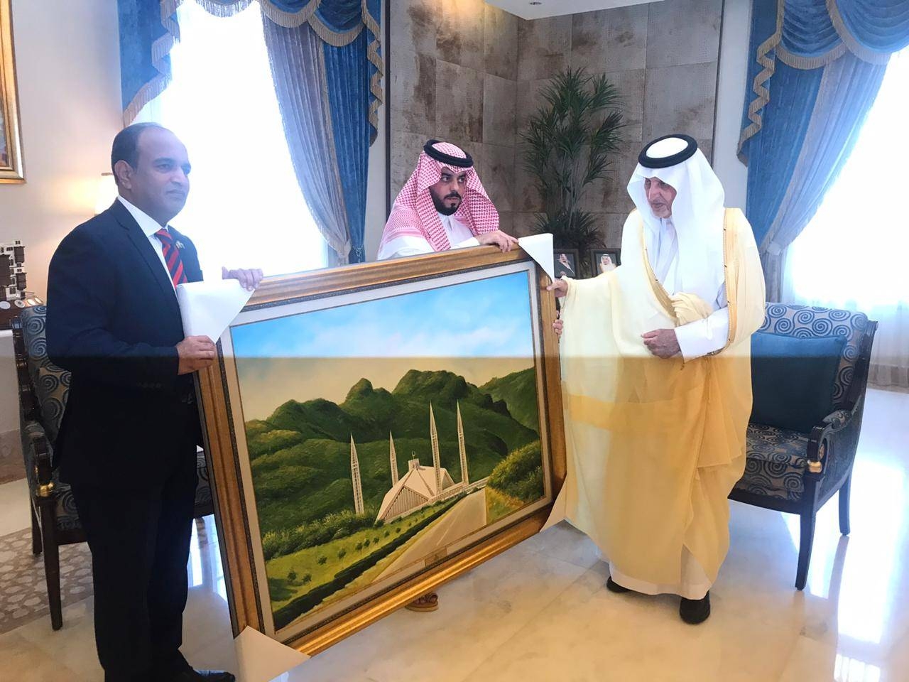 Emir of Makkah Prince Khaled Bin Faisal received Khalid Majid, consul general of Pakistan. 