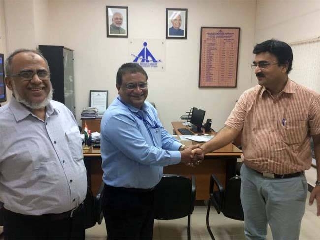 V.P Mohammed Ali and R. Prabu Chandran cut the cake to celebrate the occasion of resumption of Air India direct service to Calicut in a ceremony in Jeddah on Wednesday.