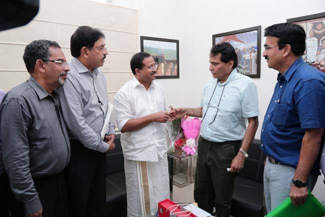 V.P Mohammed Ali and R. Prabu Chandran cut the cake to celebrate the occasion of resumption of Air India direct service to Calicut in a ceremony in Jeddah on Wednesday.