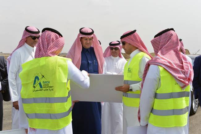  Prince Mohammed Bin Abdulaziz Bin Mohammed, deputy emir of Jazan region, accompanied by President of the General Authority of Civil Aviation (GACA) Abdulhadi Al-Mansouri, inspected the new King Abdullah Bin Abdulaziz Airport project.