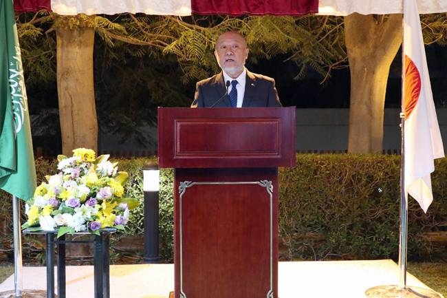 Deputy Governor of Riyadh Region Prince Mohammed Bin Abudlrahman Bin Abdulaziz and Japan’s Ambassador Tsukasa Uemura partake in the cake cutting ceremony to mark the 60th birthday of Japan’s Emperor Naruhito.