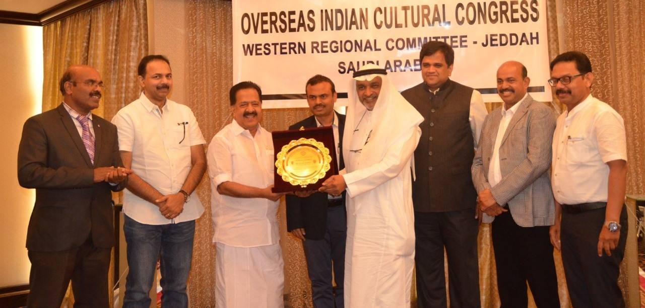 Ramesh Chennithala honoring prominent Saudi of Indian origin Sheikh Abdurahman Abdullah Yousuf Malaibari in Jeddah.