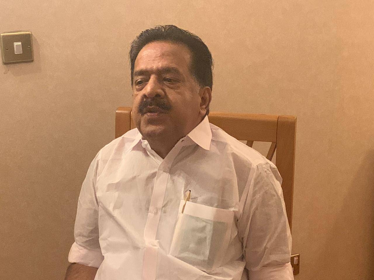 Ramesh Chennithala honoring prominent Saudi of Indian origin Sheikh Abdurahman Abdullah Yousuf Malaibari in Jeddah.