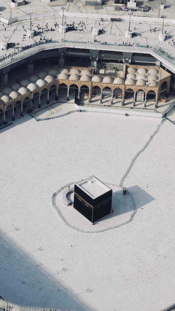 Area around Kaaba briefly emptied for sterilization