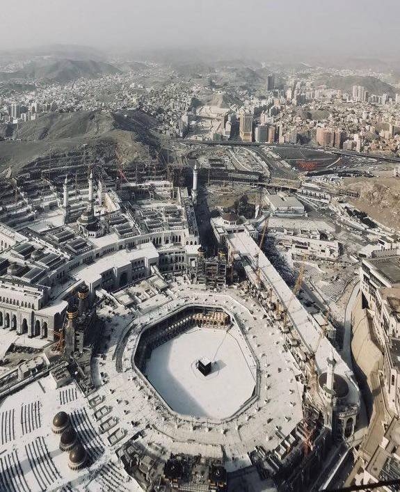 Area around Kaaba briefly emptied for sterilization