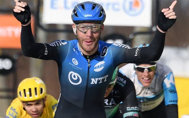 Italian sprinter Giacomo Nizzolo pounced late to win a rainy stage two of the Paris-Nice on Monday, as pre-race favorite Nairo Quintana had a damaging day.