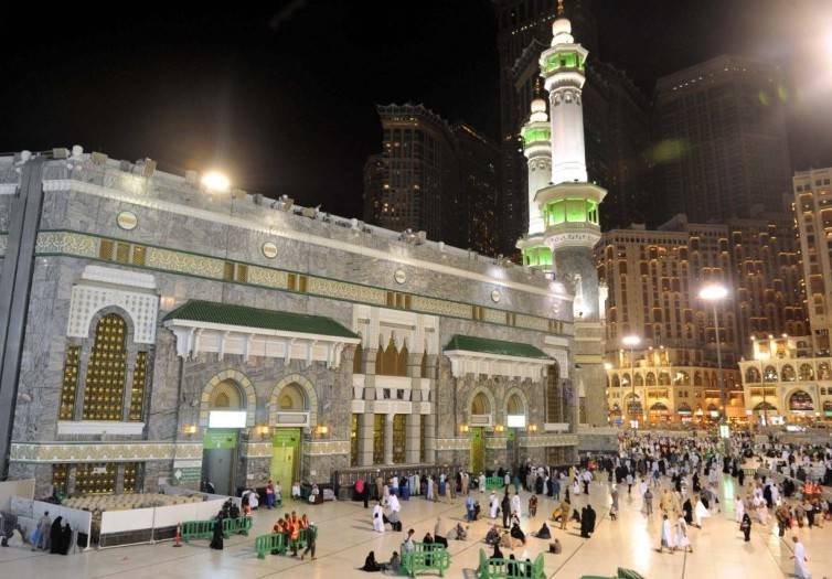 Entry and prayer in courtyards of the Two Holy mosques suspended