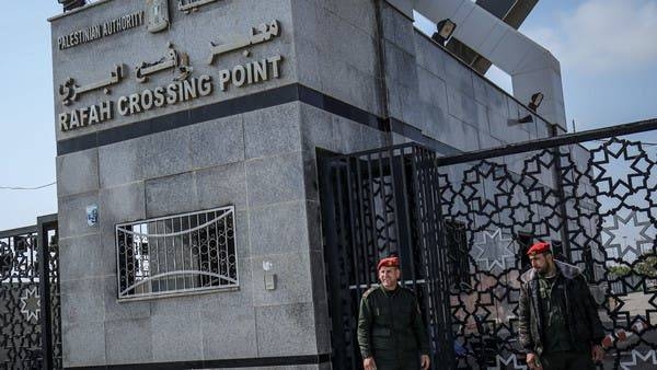 Palestinian security forces stand at the Rafah border crossing with Egypt in the southern Gaza Strip. -- Archives
