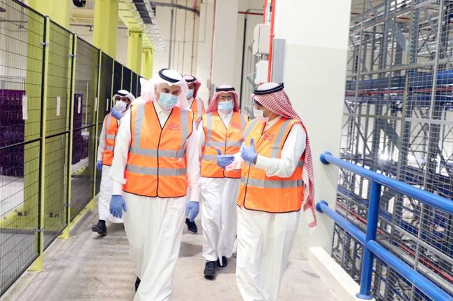 Minister of Environment, Water and Agriculture Eng. Abdulrahman Bin Abdulmohsen Al-Fadhli walks around a food project in Riyadh.