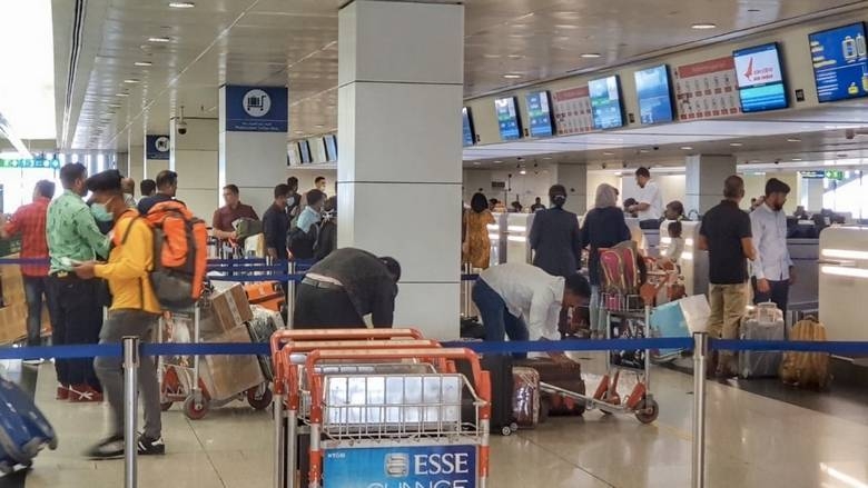 As per the directive, expat workers need not visit medical fitness centers, they should rather make fee payment through payment channels. Once the payment is made, they can continue their stay in the country legally. — Courtesy photo