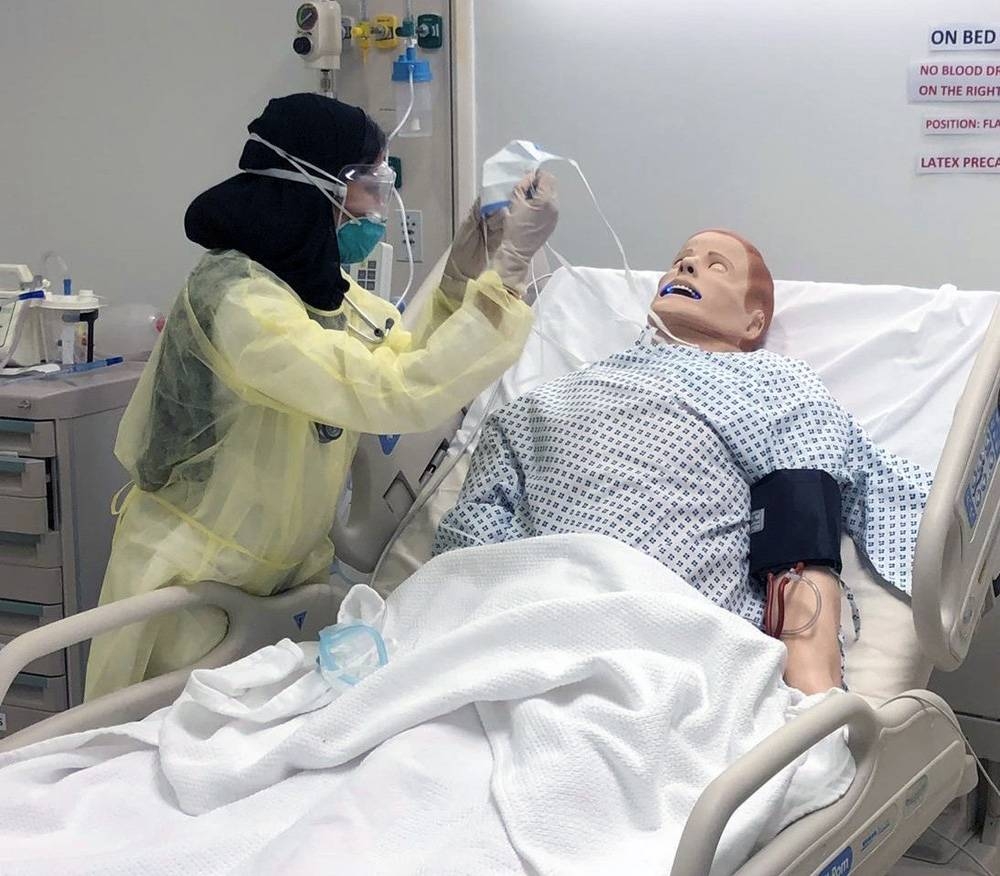 The Centre of Simulation and Clinical Skills Development at Princess Nourah Bint Abdulrahman University has preformed a medical hypothesis simulating a genuine medical case for a patient infected with COVID-19 to launch an online training course.
