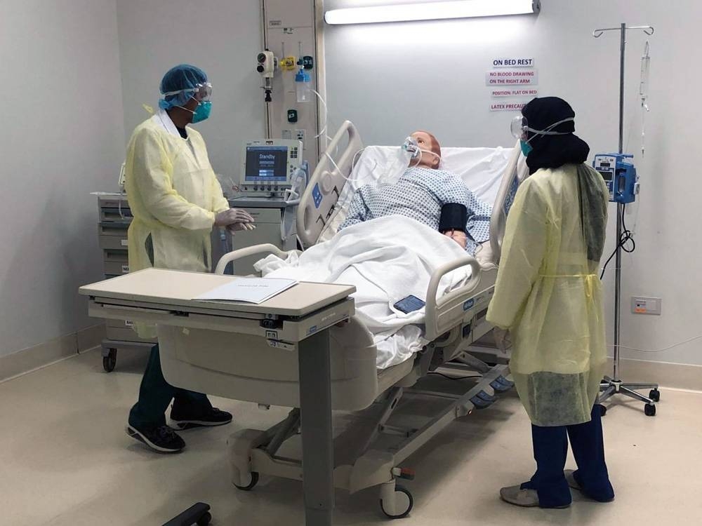 The Centre of Simulation and Clinical Skills Development at Princess Nourah Bint Abdulrahman University has preformed a medical hypothesis simulating a genuine medical case for a patient infected with COVID-19 to launch an online training course.
