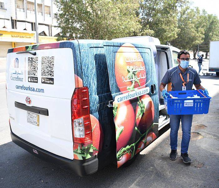 Taxis to work in delivery using apps in non-lockdown cities