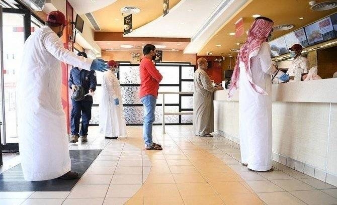 Jeddawis observe social distancing guidelines to prevent the spread of coronavirus in the Kingdom. — SPA