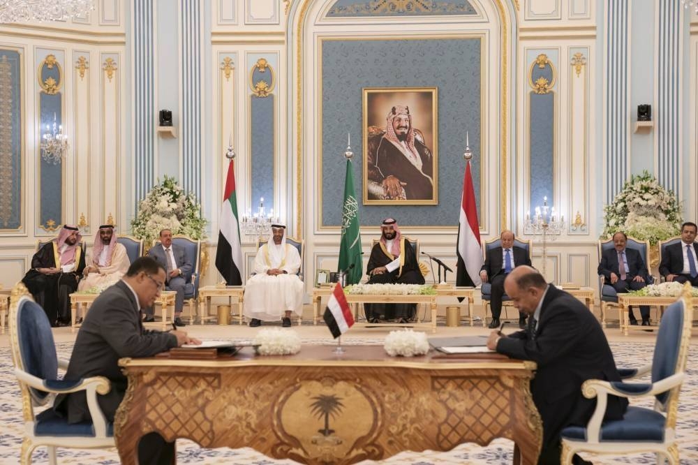 Crown Prince Muhammad bin Salman and AbuDahbi Crown prince Mohammed bin Zayed witness the signing of the Riyadh Agreement between the Yemeni government and the Southern Transitional Council. (File photo)