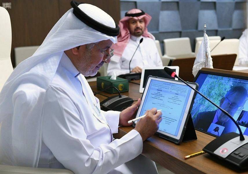 Advisor at the Royal Court and KSrelief Supervisor General Dr. Abdullah Al Rabeeah signs the deal with UNRWA’s Philippe Lazzarini following the virtual meeting that was held between the two sides on Thursday. 