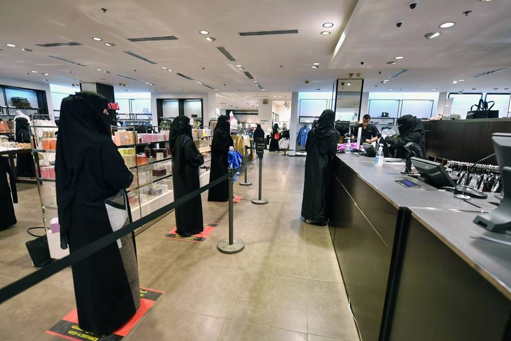 Saudi female employees have resumed work since Wednesday in the malls in all regions of the Kingdom. Shoppers, including citizens and expatriates, have begun flocking to the malls to purchase their needs.
