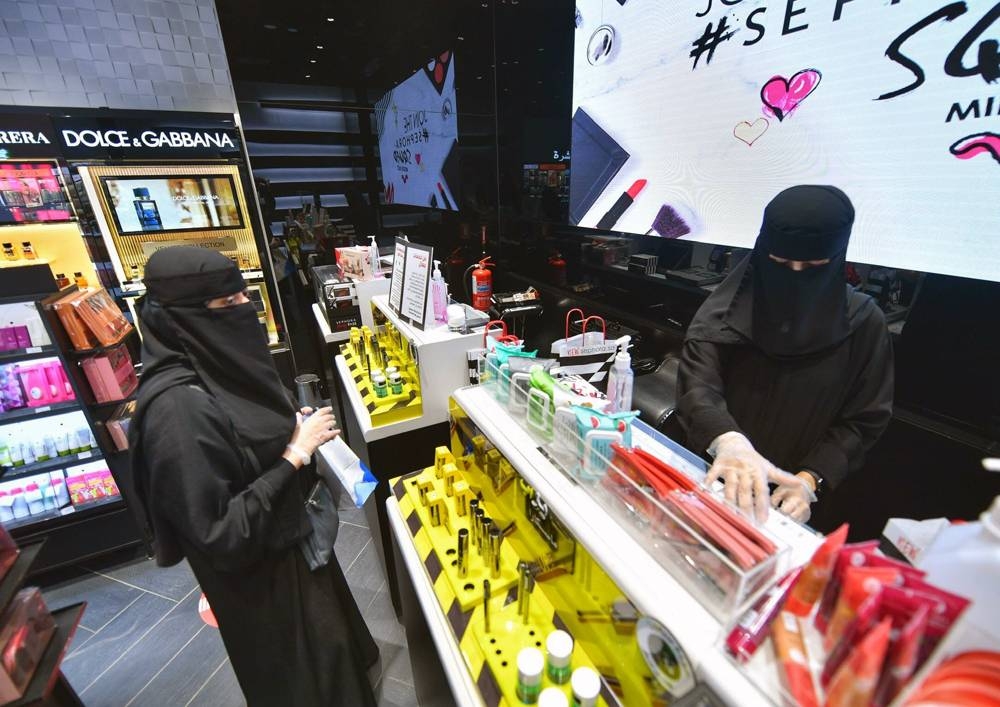 Saudi female employees have resumed work since Wednesday in the malls in all regions of the Kingdom. Shoppers, including citizens and expatriates, have begun flocking to the malls to purchase their needs.