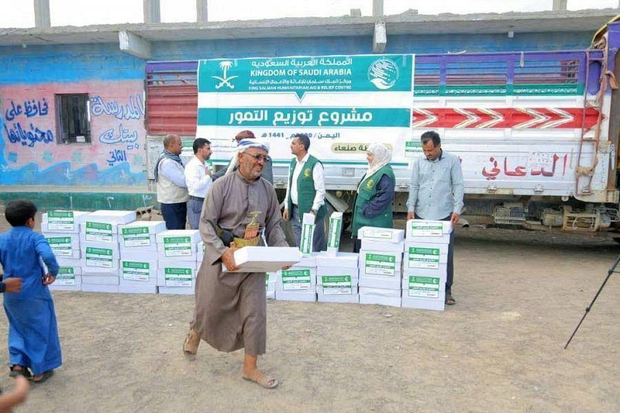 KSrelief, in cooperation with Yemeni Development Network for Non-governmental Organizations (YDN), launched on Saturday a project to distribute dates for displaced people in Marib Governorate, Yemen.