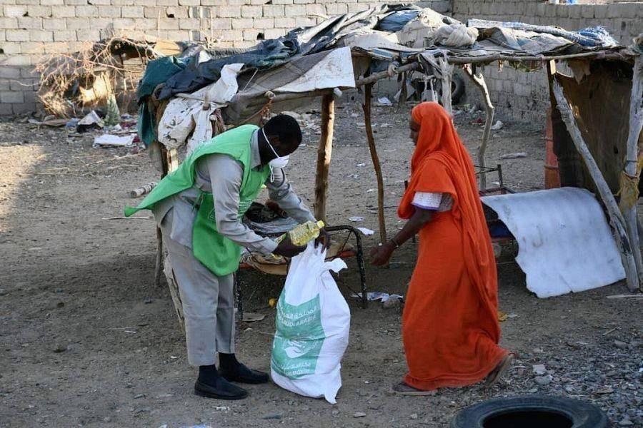 KSrelief, in cooperation with Yemeni Development Network for Non-governmental Organizations (YDN), launched on Saturday a project to distribute dates for displaced people in Marib Governorate, Yemen.