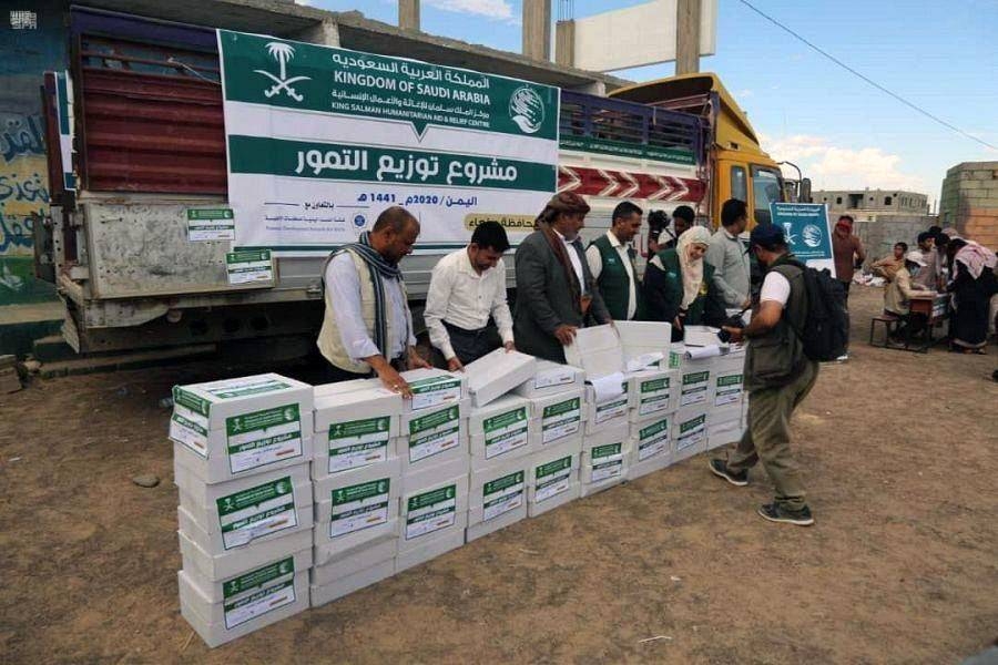 KSrelief, in cooperation with Yemeni Development Network for Non-governmental Organizations (YDN), launched on Saturday a project to distribute dates for displaced people in Marib Governorate, Yemen.